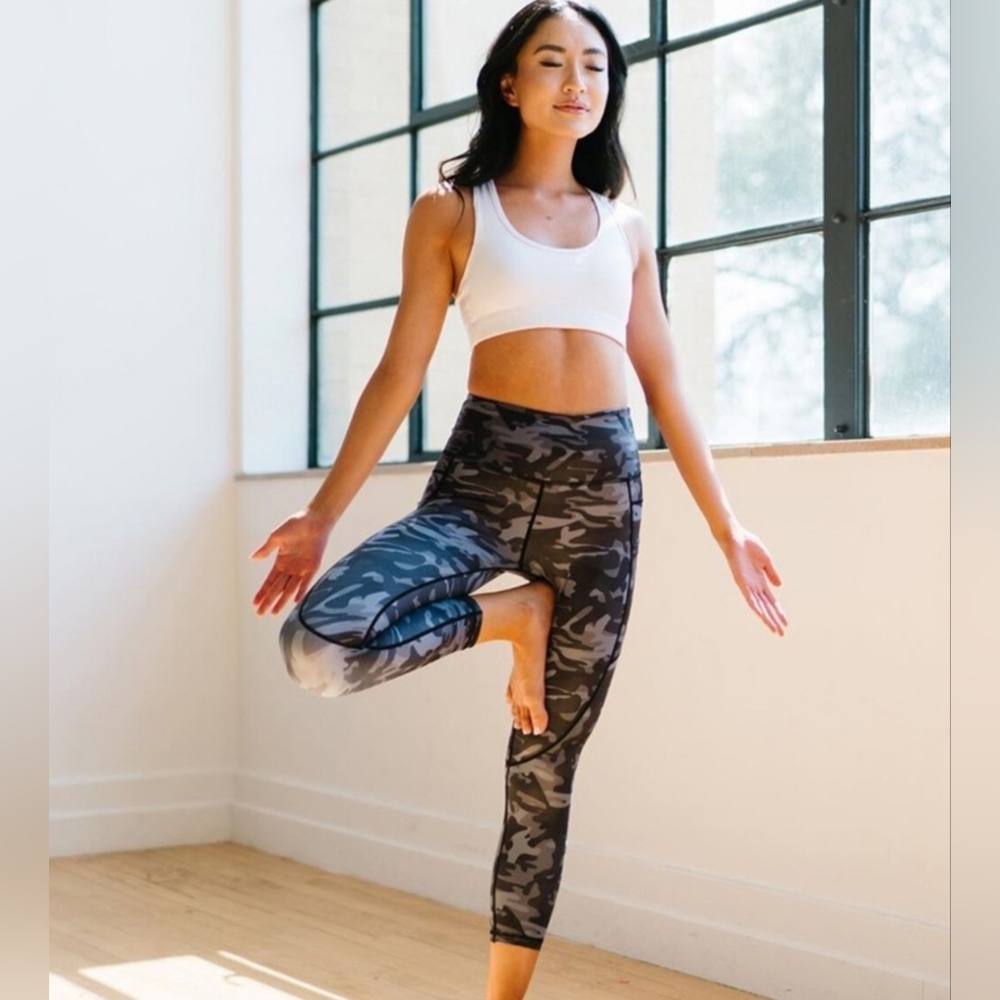 Zyia Black Metallic Camo Light n Tight Crops - Size 12